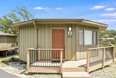 Image de Treehouse Bungalow à quelques pas du lac Travis, piscine et bain à remous, à côté de la marina (# 16)