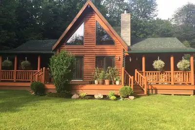 Confortable une cabane en bois rond dans un quartier calme! <br>2 nuits minimum pour toutes les locations!