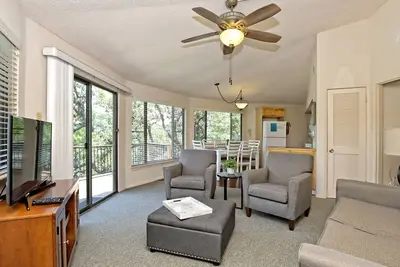 Image de Bungalow front de mer relaxant sur le lac Travis, piscine et bain à remous, à côté du port de plaisance (n ° 1)