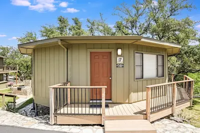 Image de Bungalow relaxant avec vue sur la cime des arbres, piscine et bain à remous, près du port de plaisance (# 17)