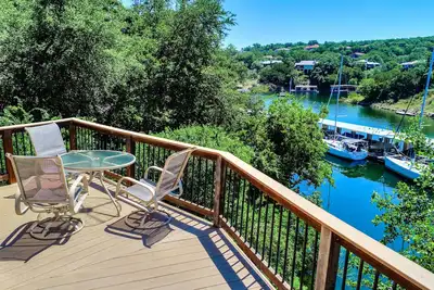 Image de Bluff Side Bungalow sur le lac Travis, piscine et bain à remous, à côté de la marina (# 9)