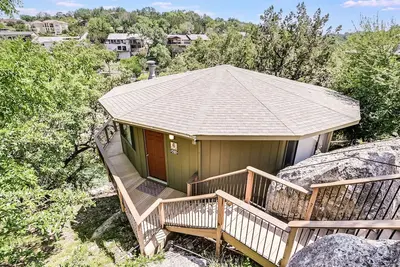 Image de Bord de l'eau Bungalow étapes du lac Travis, piscine et bain à remous, à côté de la marina (# 6)