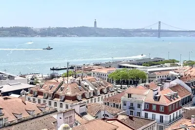 Image de Wow! ! Le Tage à vos pieds! Votre Appartement de Luxe à Lisbonne