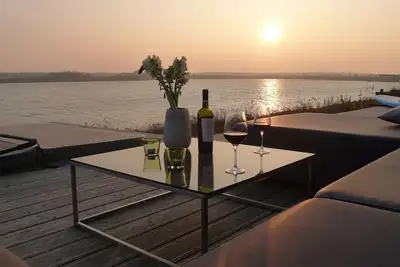 Image de Plage privée! Maison 'California avec cheminée, sauna et bain à remous à droite sur le lac