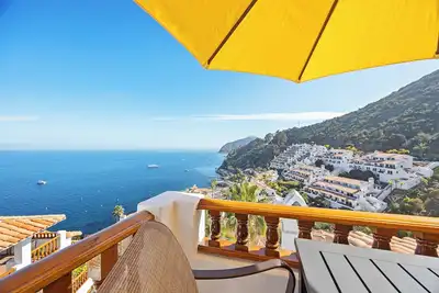 Image de Récemment rénové 2 chambres, 2 salles de bain condo avec balcon enveloppant, WiFi, voiturette de golf