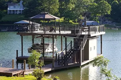 Image de Belle nouvelle maison au bord du lac sur le lac Smith Mountain.