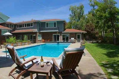 Image de Suite luxueuse avec piscine. Marchez vers les parcs, le centre-ville et le Whitman College