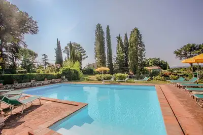 Image de Villa individuelle avec piscine privée et jardin clôturé pres de village