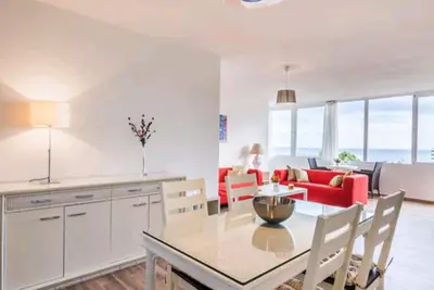 Appartement à 1 ligne de plage. Spacieux, lumineux. Wifi, piscines, paddle, tennis