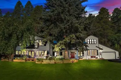 Image de Grand 7br Luxury Home, Great Location 10 min. au centre-ville, 20 min. faire du ski, marcher jusqu'à Hot Springs