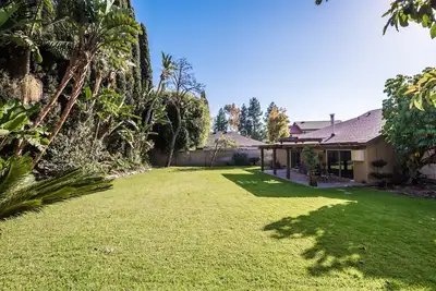 Image de Grande valeur! ! Maison avec grand jardin tropical!