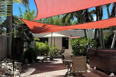 Image de Cozy Tropical Guest Cottage près de tout!