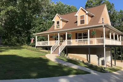 Image de Centre Hill Lake, maison personnalisée pour familles \/ animaux de compagnie sur un terrain de 2 acres, 6-8 pers.