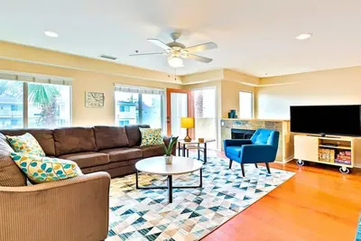 Image de À moins d’un pâté de maisons de la plage. Maison de vacances avec maison d’hôtes / magasin en option.