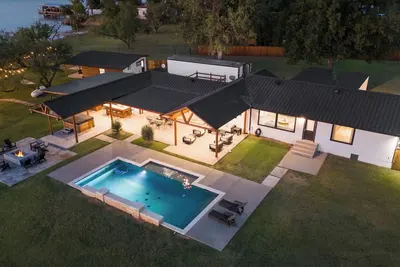 Image de Belle maison de 3 acres Waterfront Lake avec piscine et bain à remous