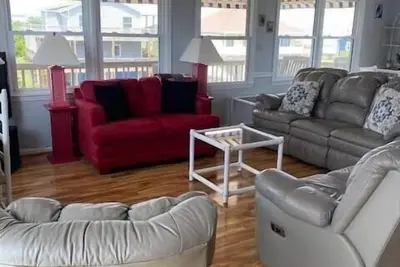 Image de 3ème rangée de maison avec piscine privée, bar tiki et accès facile à la plage