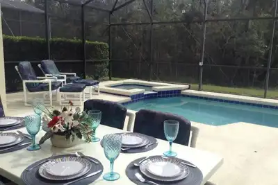 Image de 2 suites Master et une piscine privée face au sud avec une vue sur la forêt avec une salle de jeux pour les enfants.