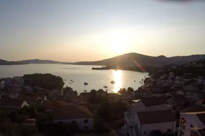 Image de Appartement pour quatre personnes avec vue sur la mer à Trogir près de la plage