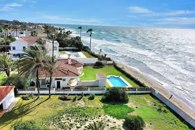 Image de Front de mer en première ligne Villa Marbesa grand jardin sans voiture