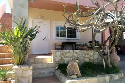 Image de Un appartement d'une chambre avec grand jardin, dans un endroit calme, à 10 min à pied de la plage