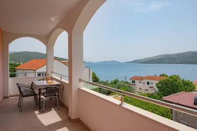 Image de Appartement de deux chambres avec la terrasse et la vue sur le mer Poljica, Trogir (A-11103-a)