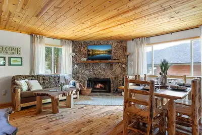 Image de Eagle Cabin - Single Story, Mobilier en rondins, Vue sur la forêt / le cours d'eau, Dos Nat'l Forest