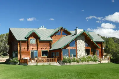 Image de Alton Lodge / spacieuse maison en bois rond sur 20 acres de terrain calme avec grande cuisine