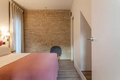 Image de Sevilla Alquila Amplios Apartamentos Duplex en San Bernardo