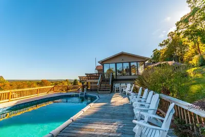 Image de ÉNORME maison de 9 chambres avec une vue panoramique sur les montagnes, piscine et bain à remous!