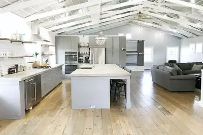 Image de Brand New Loft magnifique à Culver- près de Académies Culver et Lake Maxinkuckee