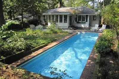 Image de Lakefront Beach House avec vue sur le lac Michigan et piscine privée!