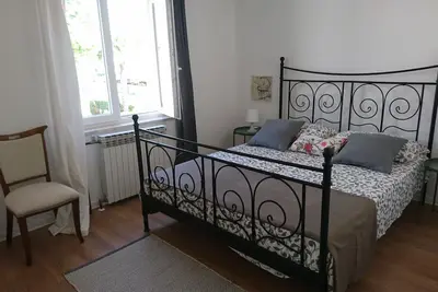 Maison de famille complètement mélangée avec la verdure autour.