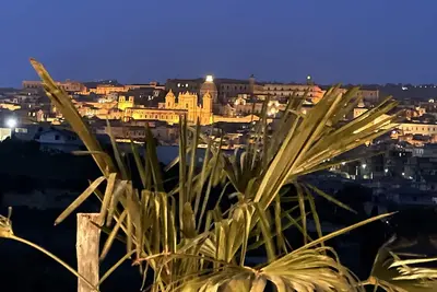 Image de petite maison entourée d'oliviers et d'amandiers