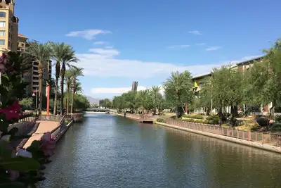 Image de Condo Moderne 2br / 2ba avec piscine! Marchez À PROXIMITÉ De Scottsdale Waterfront & Oldtown