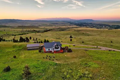 Image de Maison Lodge spacieuse avec une vue imprenable sur les montagnes folles