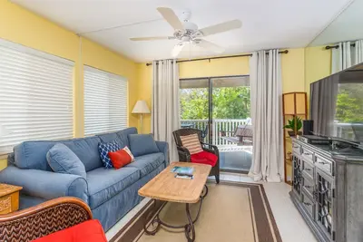 Condominium Oceanfront avec balcon, piscine et promenade à la plage. Partielle sur l'océan