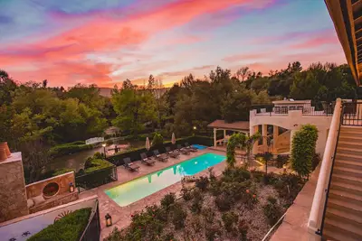 Image de Domaine expérimental de 5 acres avec lac Pvt et Orange Grove | 24 personnes ❤ par AvantStay