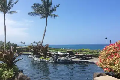 Image de Condo de luxe dans la prestigieuse communauté en bord de mer Hali'i Kai. Bar de l'océan et grill