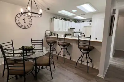 Image de Adorable maison d'été entièrement meublée 2Bdrm / 2 Bath ~ Easy Walk To Channel