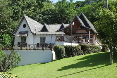 Image de CoCo Chalet dans les Caraïbes - seule chose qui manque est la cheminée!