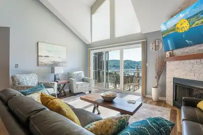 Image de Luxueux condo de 4 chambres et 3 salles de bain avec glissement de bateau.