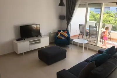 Image de Récemment acheté, nouvellement décoré et meublé, 2e étage exposé sud 2 chambres Apt