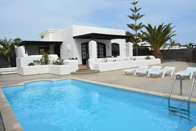 Image de Belle villa avec piscine chauffée privée sur Faro Park Avec la télévision anglaise
