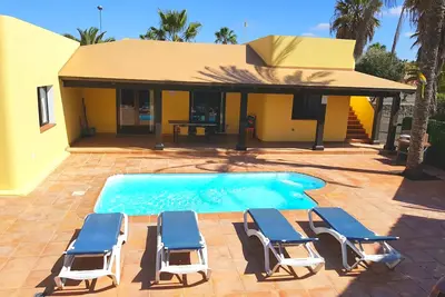 Image de Villa familiale spacieuse et sous licence avec piscine privée chauffée dans un emplacement souhaitable