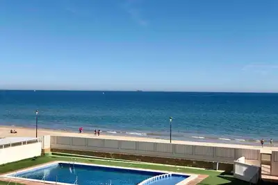Image de Maison de 3 étages en première ligne de plage. Maison en bord de mer