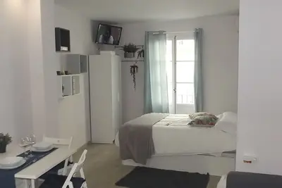 60 mètres de la plage de Caleta. Appartement tout neuf et équipé. Lieu privilégié