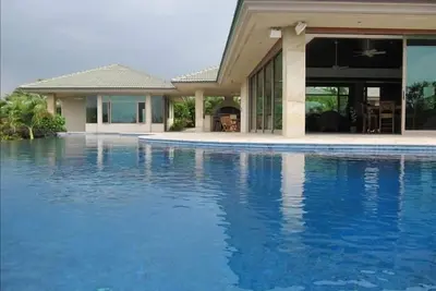 Image de Retraite dans votre propre paradis privé - piscine privée, bain à remous, accès facile à la plage