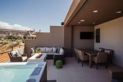 Image de Maison de ville avec 5 lits, bain à remous, table de billard et tennis de table / air hockey