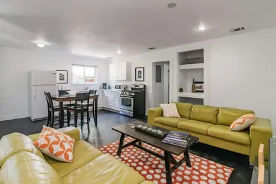 1 bloc du Congrès du Sud! Cottage Cozy & Fresh avec WiFi gratuit / Parking & Patio. Locale imbattable!