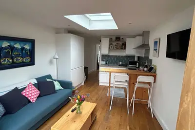 Image de Une magnifique annexe lumineuse à 1 minute de la plage et près de Goodwood. Venez vous détendre